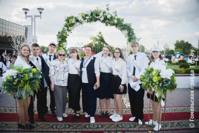 Громко, трогательно и красиво: в Гомеле лучшие выпускники страны собрались на республиканском празднике «Последний звонок»