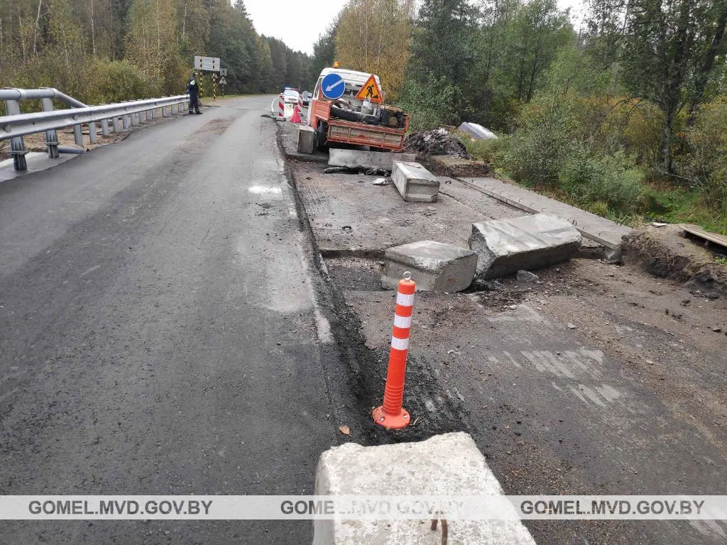 В Житковичском районе водитель не учел боковой интервал и съехал в кювет