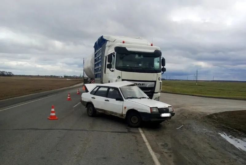 В Житковичском районе столкнулись «Жигули» и грузовик DAF c полуприцепом - трое пострадавших