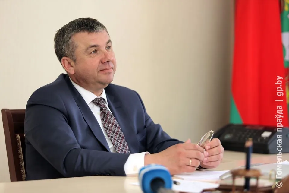 Более 20 звонков поступило на прямую линию с помощником Президента Юрием Шулейко