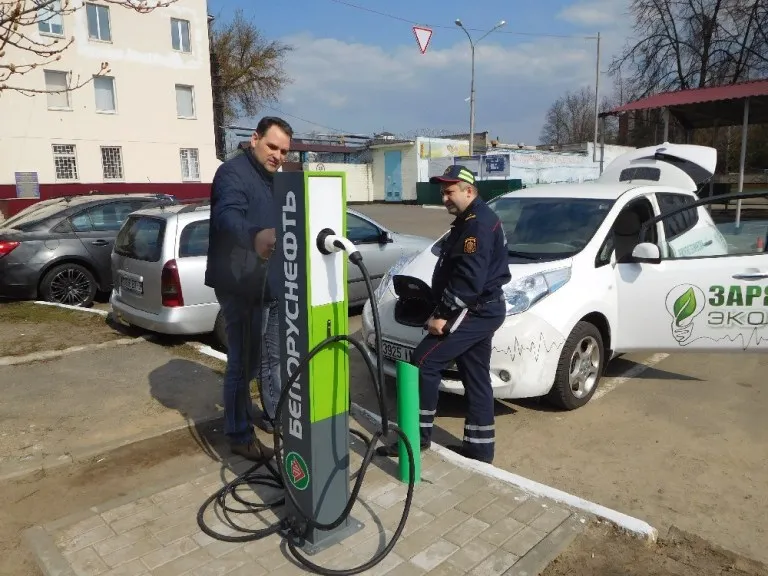 В Гомеле на смотровой площадке ГАИ появилась электрозаправка с бесплатным топливом