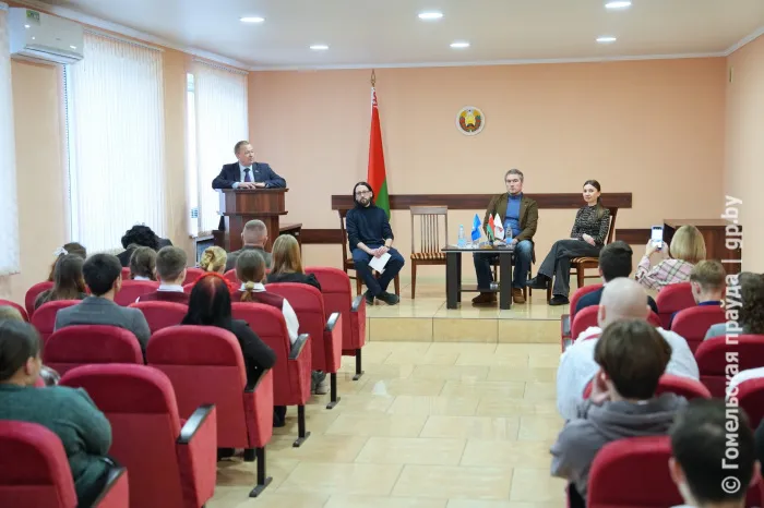Заинтересованный диалог с молодежью, прямое включение в эфир «Правда Радио», подарки и яркие эмоции