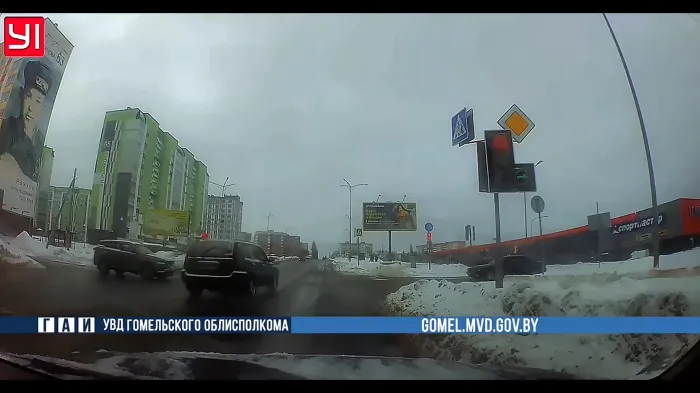 Видео в соцсетях помогло найти водителя, проехавшего на красный сигнал светофора в Мозыре