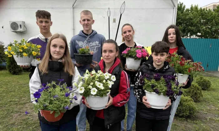 Старшеклассники из Житковичей вместо запуска воздушных шаров на выпускном выбрали посадить цветы