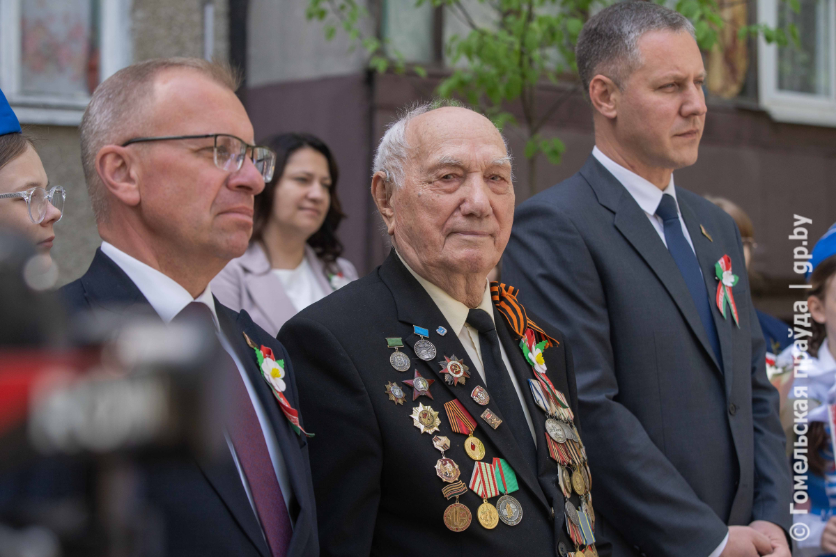 Помощник Президента Руслан Пархамович поздравляет ветерана Алексея Головацкого с Днем Победы в Гомельской области