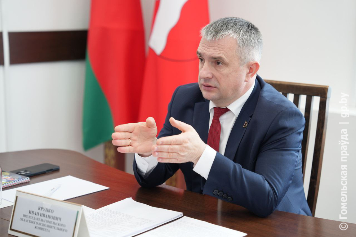 Председатель облисполкома Иван Крупко на приёме граждан Иван Крупко выслушал благодарность и поддержал строительство новых ферм