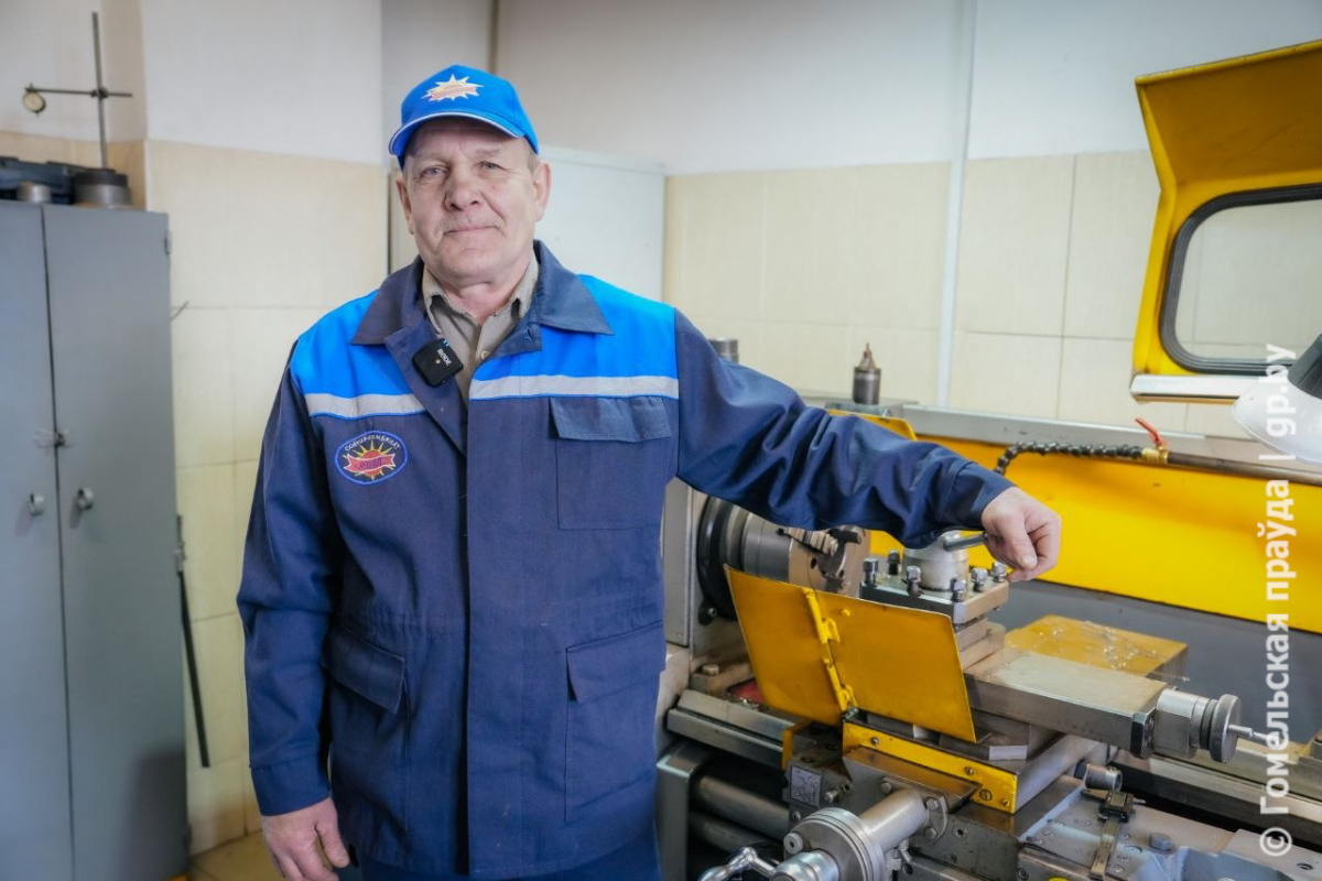 Токарь совхоза-комбинат «Заря» Борис Ткачев за станком