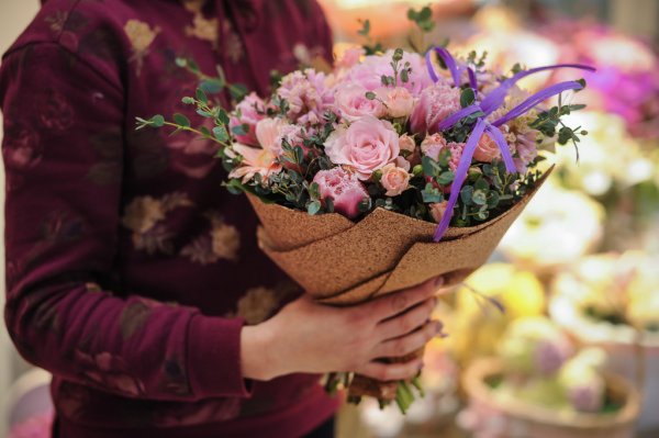 depositphotos_92040932-stock-photo-beautiful-bouquet-of-pink-and.jpg