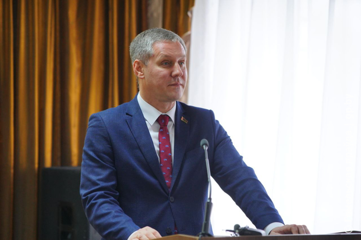 Руслан Пархамович во время визита в Лоевский педколледж Помощник Президента оценил работу педагогического колледжа