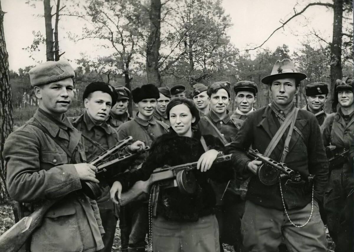 4 Варвара Вырвич среди партизан, 1943 г. (фото из проекта Партизаны Беларуси).jpg 4 Варвара Вырвич среди партизан, 1943 г. (фото из проекта Партизаны Беларуси).jpg