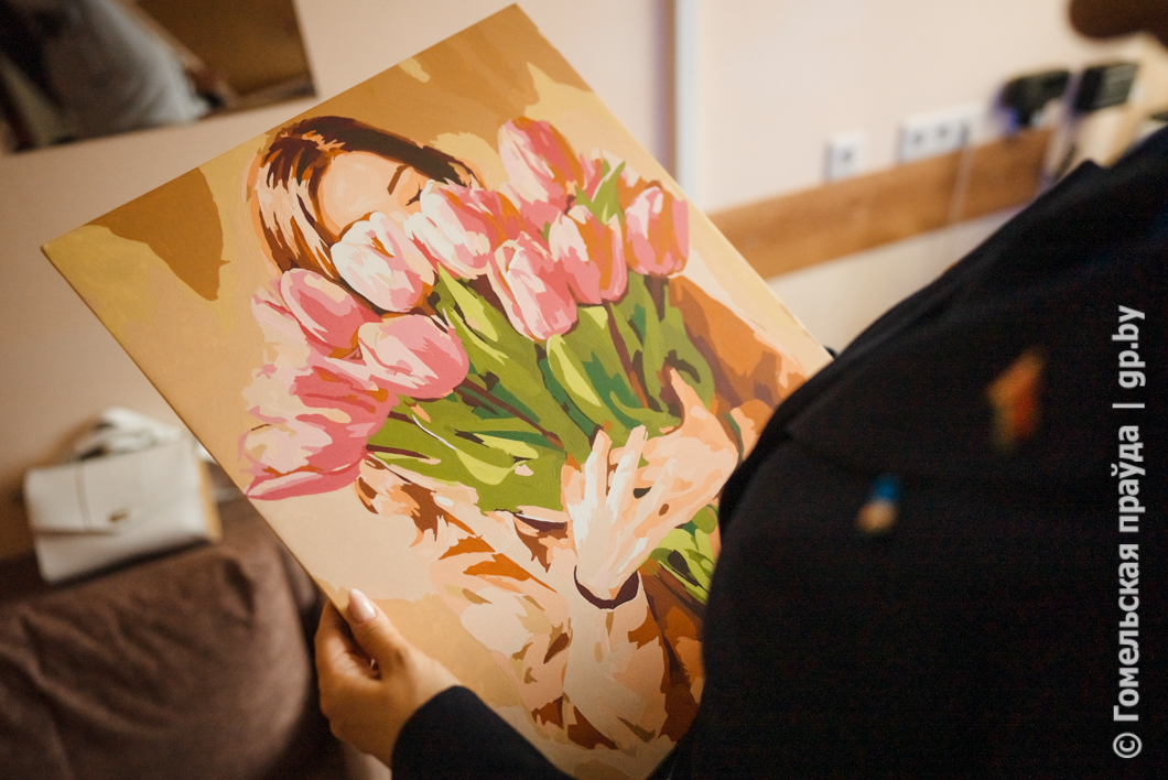 В конце тяжелого рабочего дня Ирина Лашук снимает стресс с помощью рисования картин по номерам