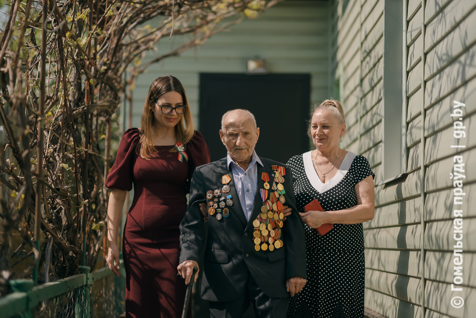 102-летний ветеран Иван Злобин принимает поздравление от кадетов Гомельского кадетского училища ко Дню Победы 102-летний ветеран Иван Злобин принимает поздравление от кадетов Гомельского кадетского училища ко Дню Победы