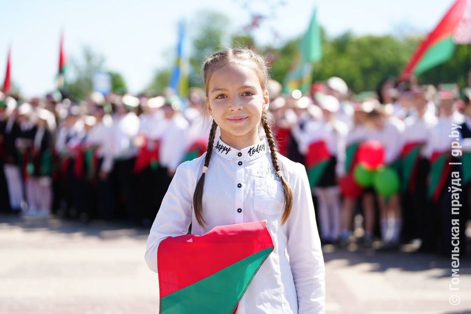День пионерской дружбы в Гомеле: 150 школьников с пионерскими галстуками на площади Ленина День пионерской дружбы в Гомеле: 150 школьников с пионерскими галстуками на площади Ленина
