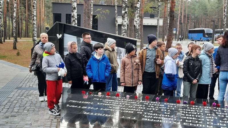 Юные мозырские следопыты на экскурсии в мемориальном комплексе в Озаричах