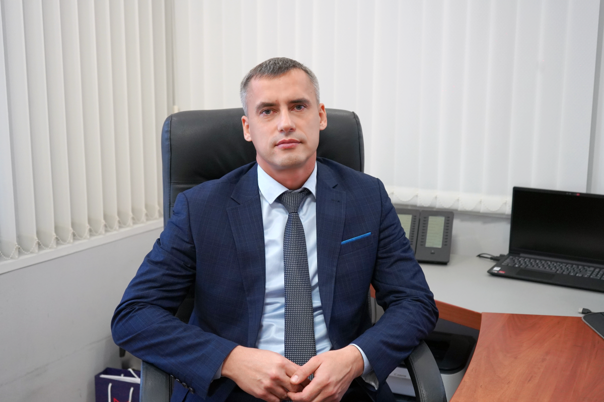 директор2.png