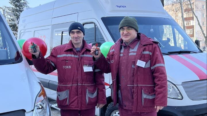 Главный врач Андрей Табаньков вручает ключи от нового специализированного автомобиля водителю ГОКБ.