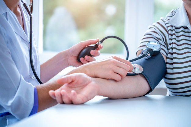 измерение давления doctor-measures-the-pressure-of-the-patient-during-a-medical-examination-and-consultation-in-the-hospital_122732-1877.jpg