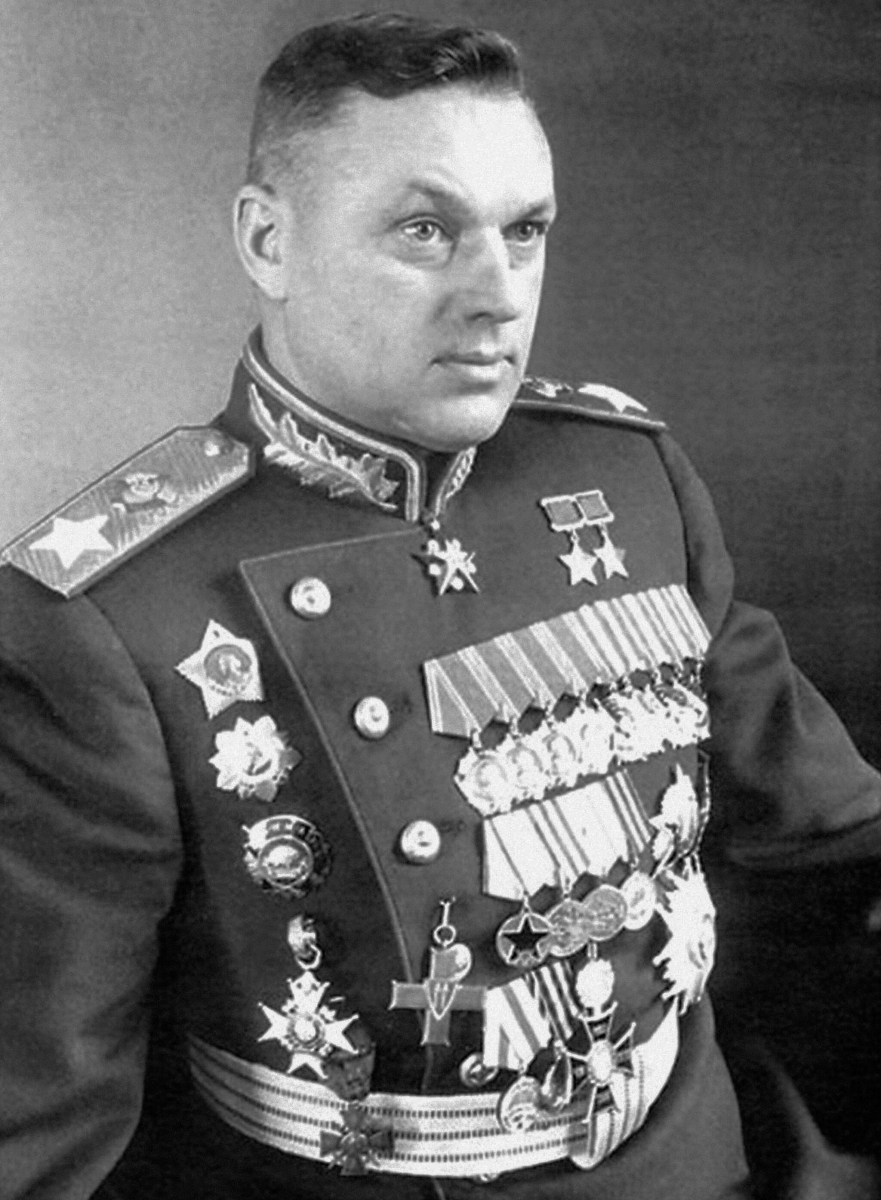 Памятник маршалу Константину Рокоссовскому в Гомеле: дважды Герою Советского Союза почетному гражданину города