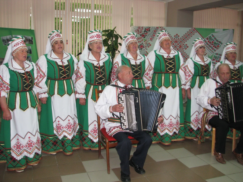 Кіраўнік залескага хора Міхаіл Фіясь акампануе спявачкам.jpg