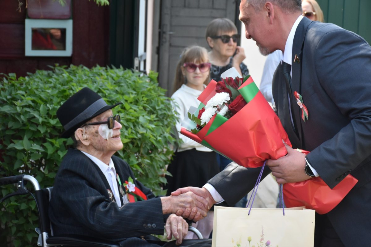 Сенатор Александр Новиков поздравляет 103-летнего ветерана Александра Подлипского с Днем Победы в Гомельском районе