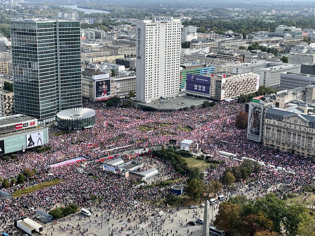 Тысячи людей собрались в Варшаве на митинг.jpg Тысячи людей собрались в Варшаве на митинг.jpg