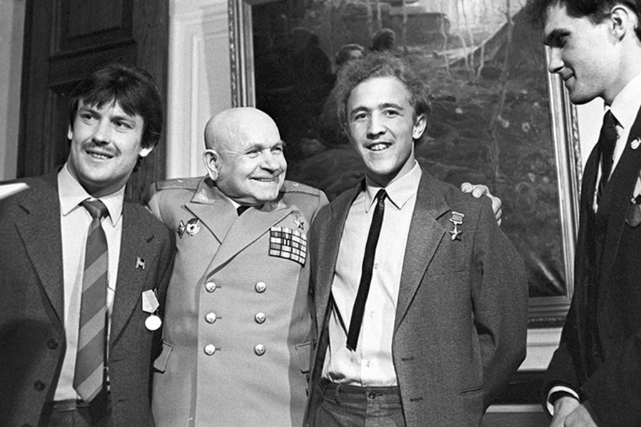 RIAN_archive_747998_WWII_veteran_Filipp_Zhgirov_with_soldiers-internationalists.jpg RIAN_archive_747998_WWII_veteran_Filipp_Zhgirov_with_soldiers-internationalists.jpg