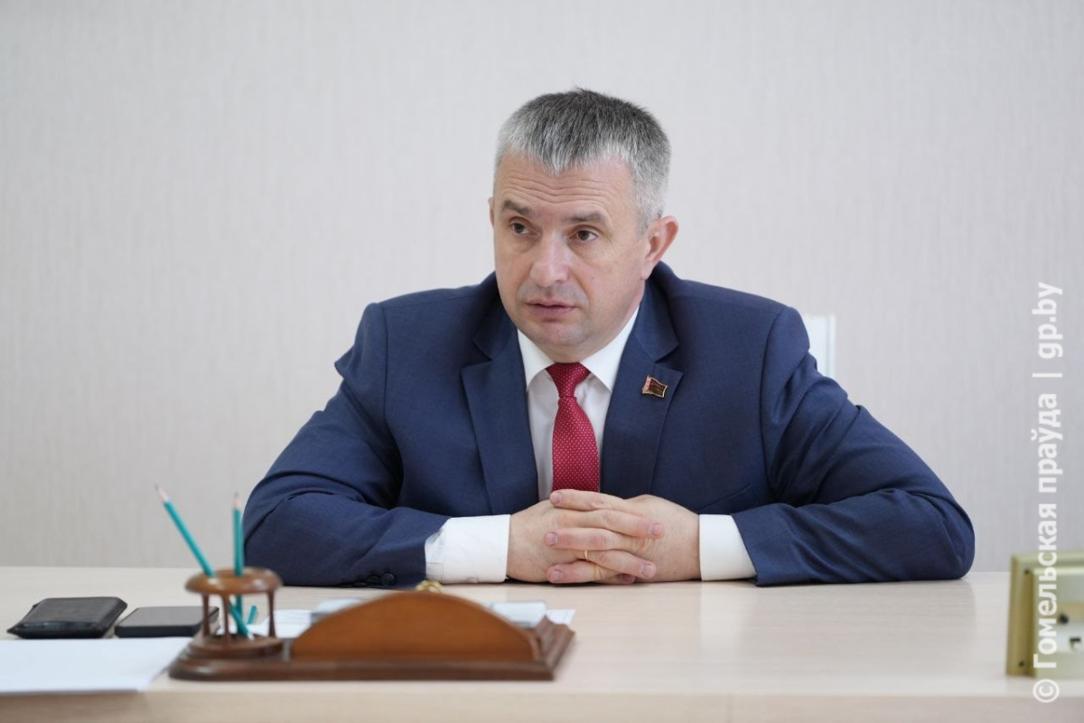 Председатель облисполкома Иван Крупко провёл приём граждан по вопросам дамбы и водоснабжения Иван Крупко рассматривает вопросы дамбы для садового товарищества Плесы-2 и водопровода в Ковалёв Рог
