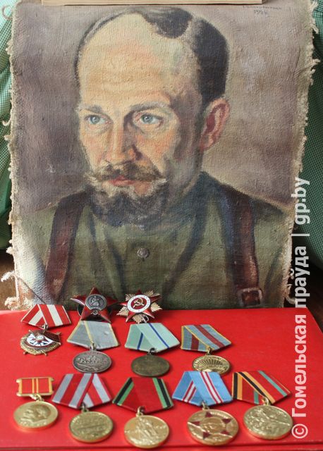Узнагароды і партрэт (мастачка Белакапытава, 1944 г.) Фёдара Данілава 23.04.2020 Фота Вадзіма ЛАСЯ 007.jpg Узнагароды і партрэт (мастачка Белакапытава, 1944 г.) Фёдара Данілава 23.04.2020 Фота Вадзіма ЛАСЯ 007.jpg