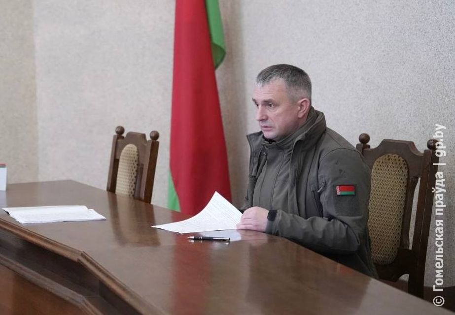 Повторный прием у губернатора: Иван Крупко ответил на вопросы жительницы Мозыря о соседях и работе Жительница Мозыря на приеме у губернатора с письменными обращениями и дополнительными вопросами к Ивану Крупко