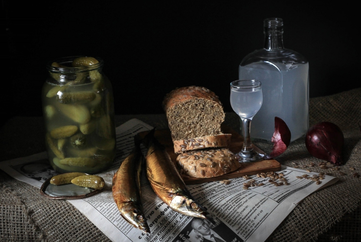 2000x1341_grafin-banka-hleb-luk-ogurtsyi-vodka-samogon-ryiba.jpg