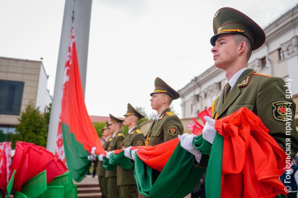 Торжественный митинг ко Дню Государственного флага герба и гимна Беларуси на площади Ленина в Гомеле с участием молодежи Торжественный митинг ко Дню Государственного флага герба и гимна Беларуси на площади Ленина в Гомеле с участием молодежи