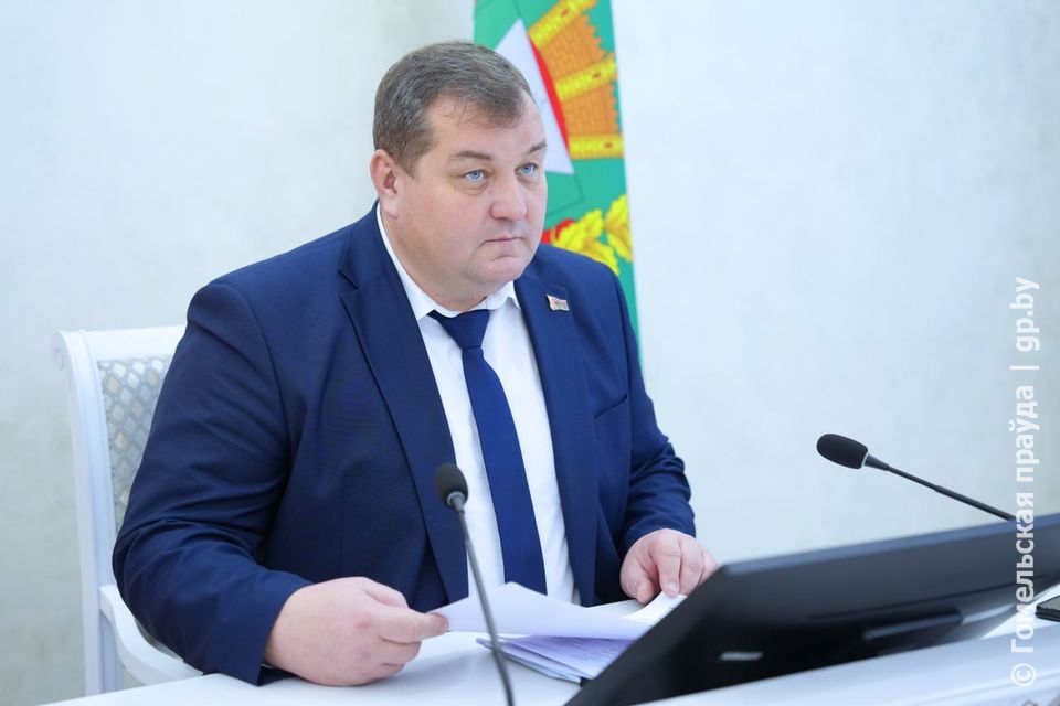 Дмитрий Петрожицкий разбирал жалобу на грузовики в Бобовичах и поддерживал строительство телятника Первый заместитель председателя облисполкома Дмитрий Петрожицкий на приёме граждан