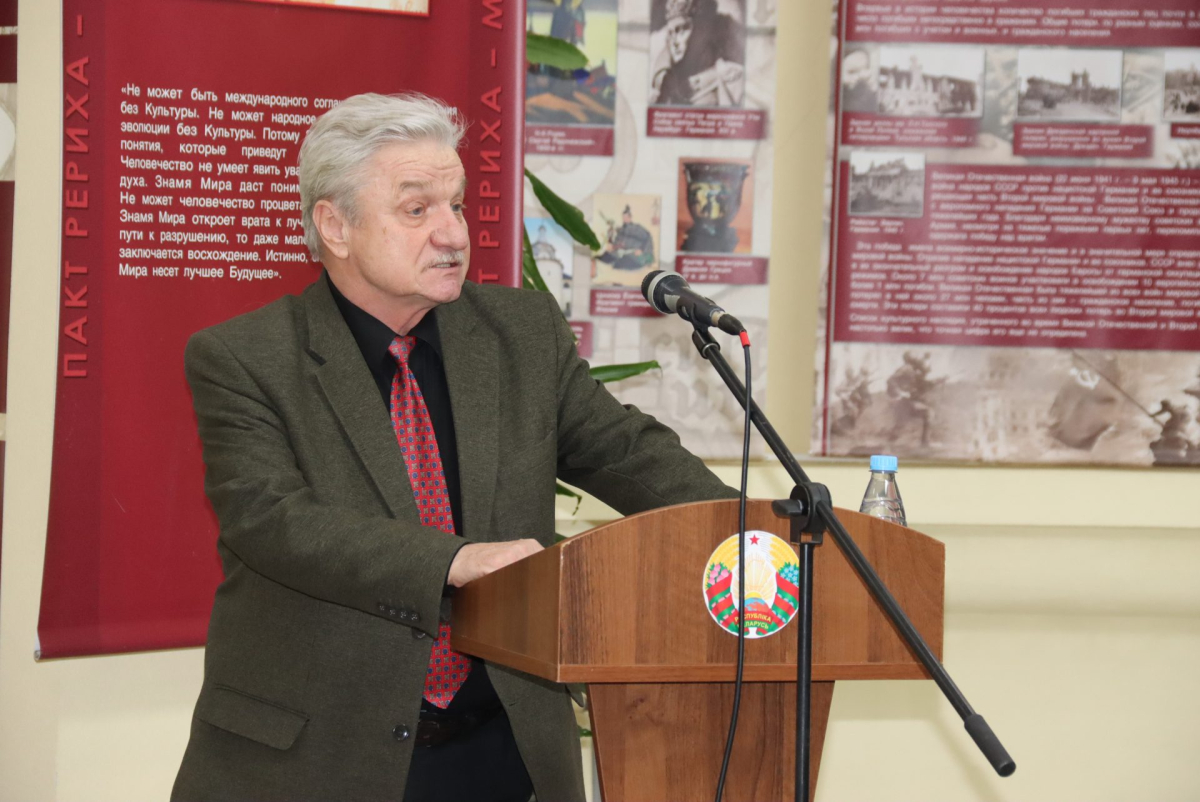 Ермаков у микрофона.jpg Ермаков у микрофона.jpg