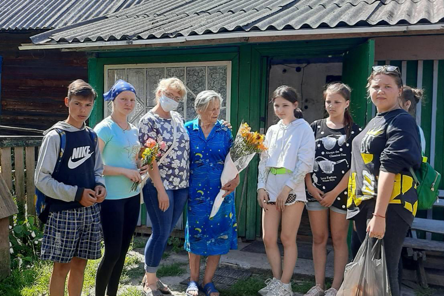 Вера Козлович со школьниками.jpeg