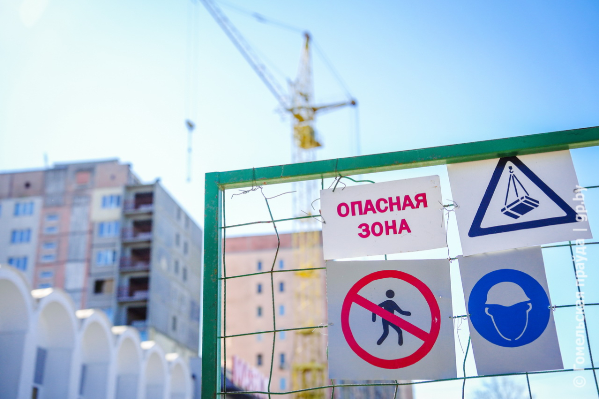 Грузоподъемный автокран на строительной площадке, безопасность работ