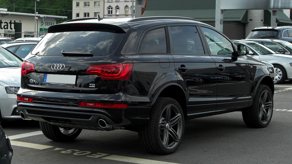 Audi_Q7_3.0_TDI_clean_diesel_quattro_S-line_(Facelift)_–_Heckansicht,_15._Mai_2011,_Wuppertal.jpg