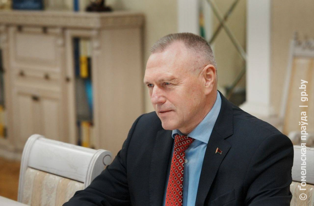 Председатель профсоюза работников культуры Михаил Портный обсуждает вопросы с губернатором. Михаил Портной