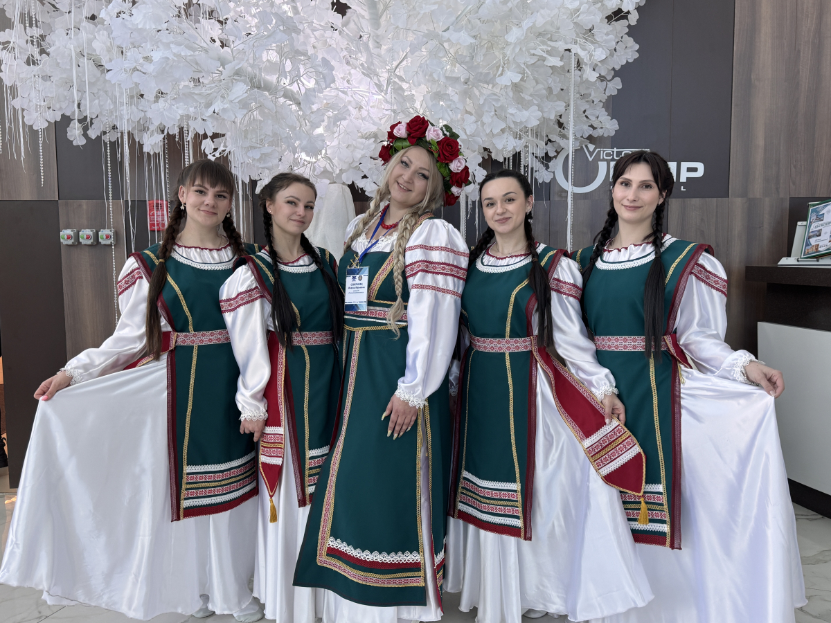 Инесса Северинец (в центре)