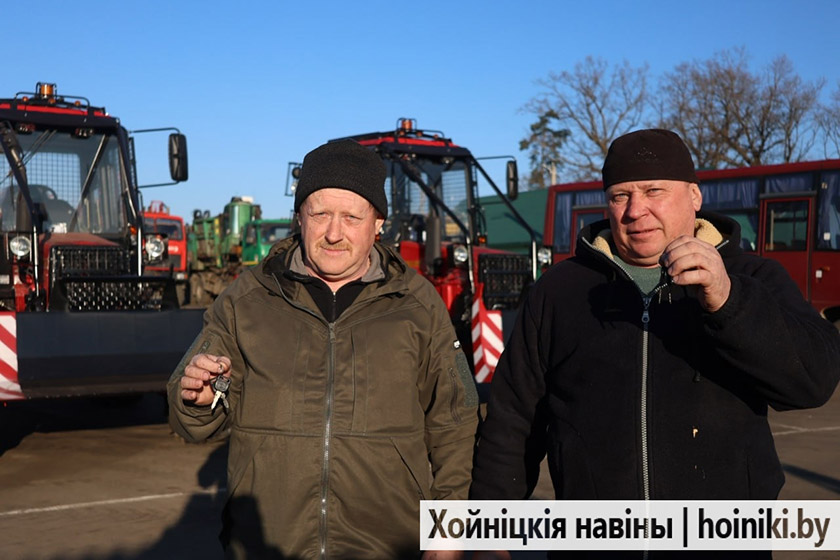 Новые трактора «Беларус» получили механизаторы Хойникского лесхоза