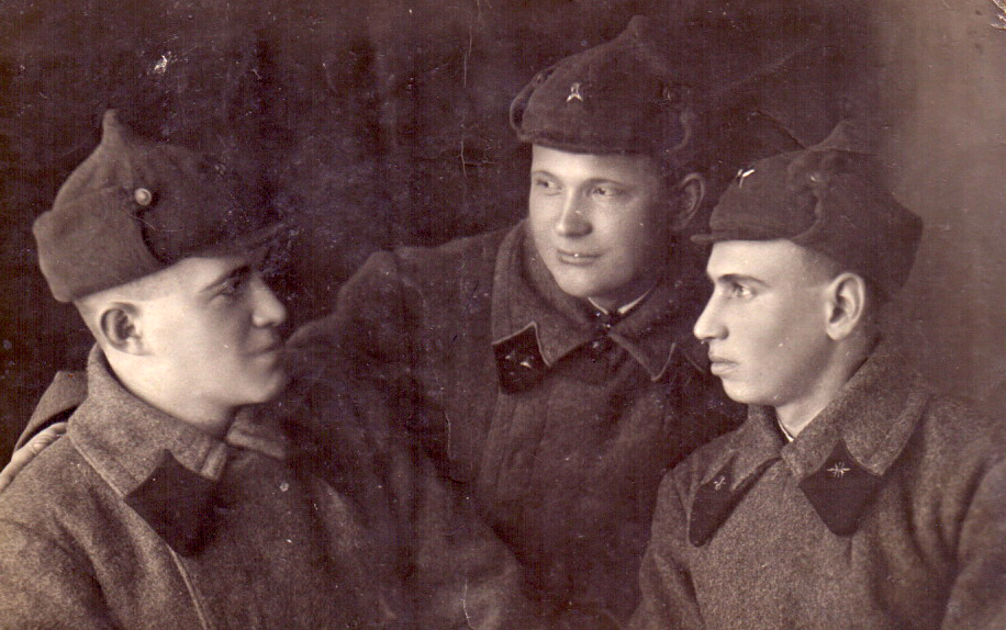 Дорогим родным от сына, будущего командира Р.К.К.А. 15 февраля 1941 года. Михаил Блюмин слева.jpg Дорогим родным от сына, будущего командира Р.К.К.А. 15 февраля 1941 года. Михаил Блюмин слева.jpg