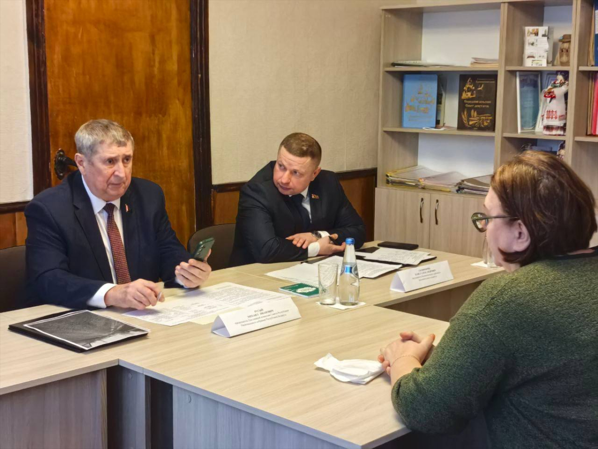 Михаил Русый во время встречи с жителями агрогородка Сырод. Личный приём граждан: Михаил Русый выслушал обращения жителей Калинковичского района.