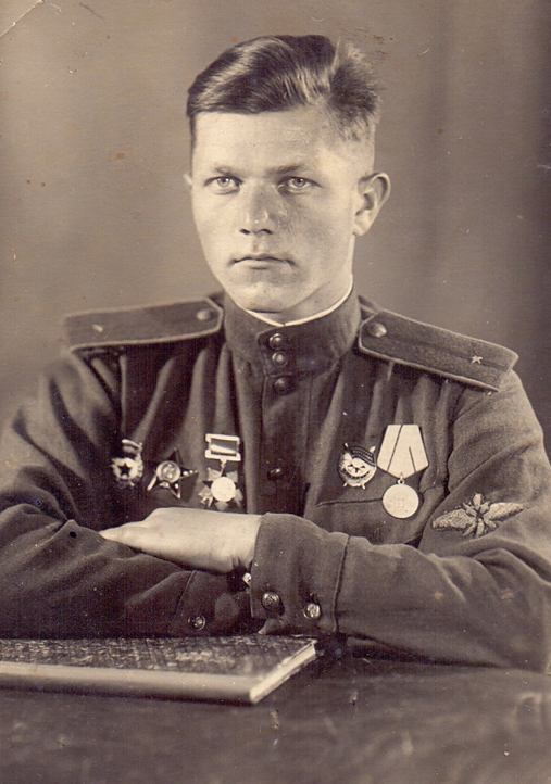 Борис Обещенко. 1943 г. Такое фото он послал родителям и любимой девушке.... .jpg