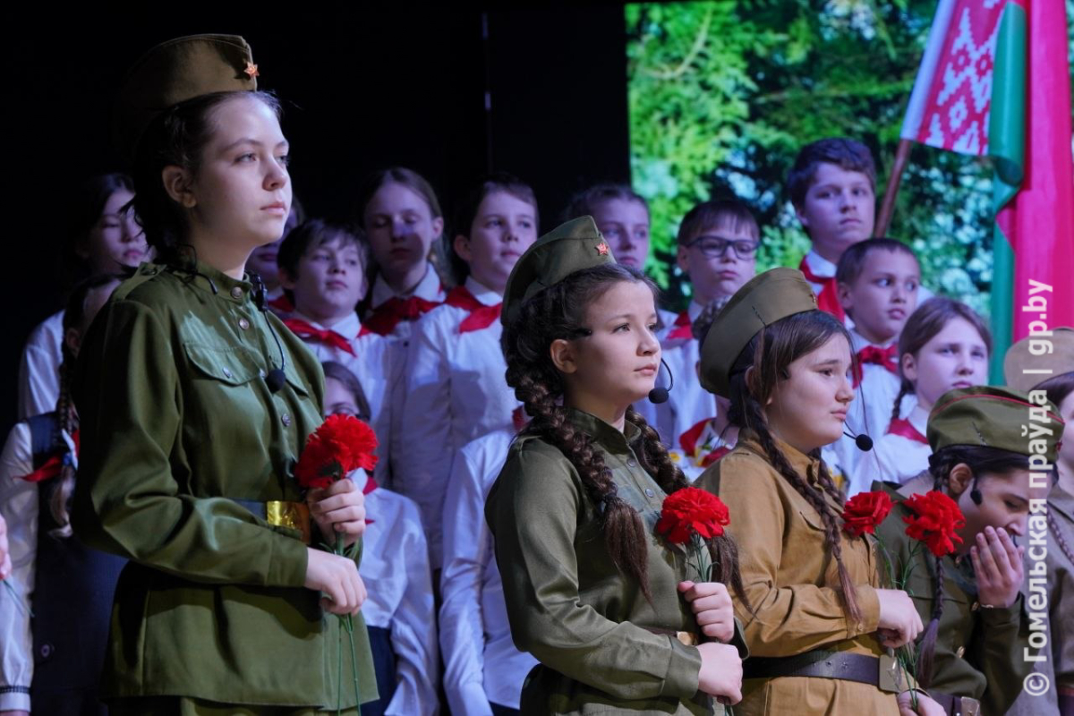 Сцена из спектакля «Улица Володи Дубинина» в Гомельском центре инклюзивной культуры
