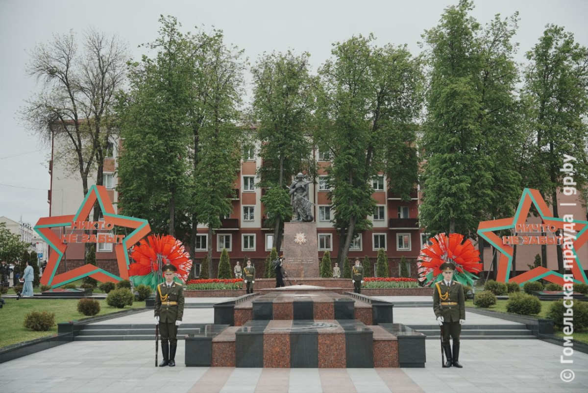 Митинг на площади Труда в Гомеле 9 Мая: возложение цветов к братской могиле советских воинов и подпольщиков Митинг на площади Труда в Гомеле 9 Мая: возложение цветов к братской могиле советских воинов и подпольщиков