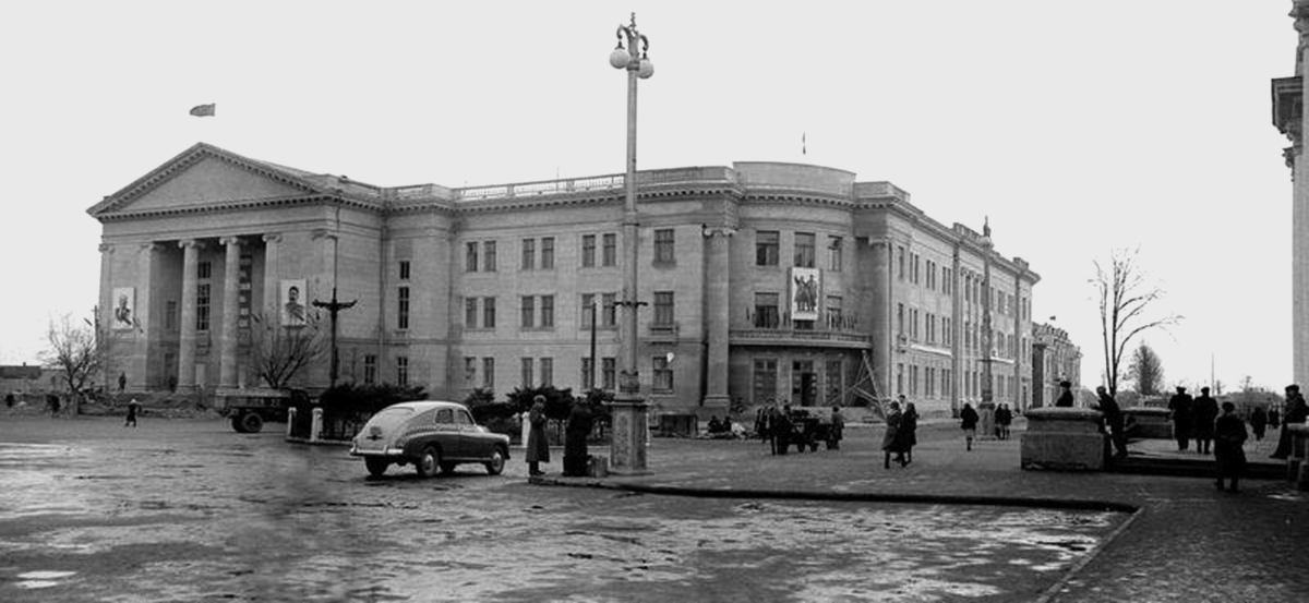 ДК железнодр. где проход. заседан. суда над воен.преступн. Г.47 г.png ДК железнодр. где проход. заседан. суда над воен.преступн. Г.47 г.png