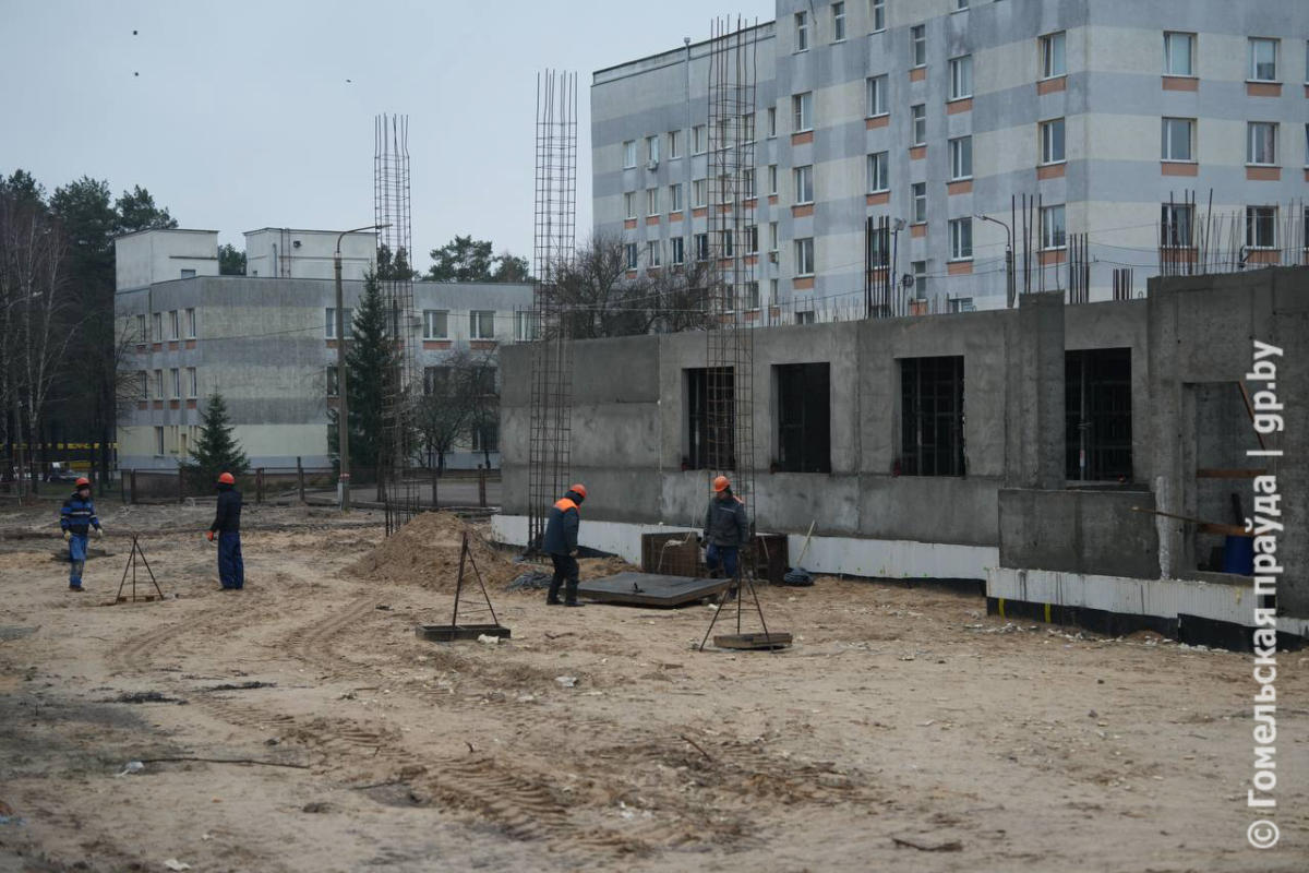 Начало большого пути: как выглядит стройка медцентра в Гомеле Стройплощадка хирургического корпуса на ул. Медицинской, 2