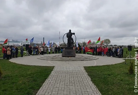 Жизнь продолжается. В день чернобыльской трагедии энергетики Беларуси и России встретились в Хойниках 