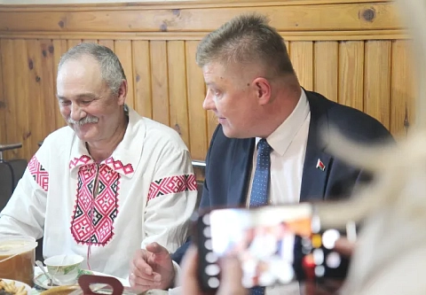 Не простой, а президентский. Помощник Президента – инспектор по Гомельской области Николай Рогащук вручил чечерянину подарок от главы государства 
