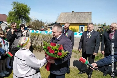 Иван Крупко поздравил жительницу городского поселка Озаричи Калинковичского района Наталью Евстратовскую с Днем Победы