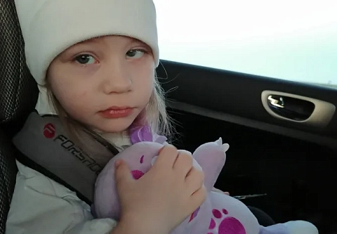 Трехлетней Жене Мамоновой из Гомеля нужна операция на левом глазу, которая поможет вернуть ей зрение